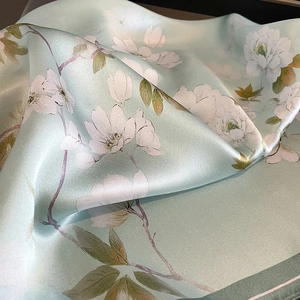 Élégant foulard en soie vert menthe avec imprimés d'orchidées et une finition satinée brillante