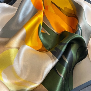 Seidenschal mit Tulpen-Blumenmuster, elegantem Satin-Finish und lebendigem Kunstdesign