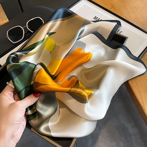 Eleganter Seidenschal mit Tulpenmuster und schwarzem Rand für modische Damenoutfits