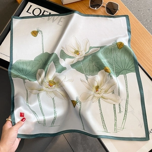 Carré en soie avec motif de fleur de lotus élégant et bords roulés vert foncé