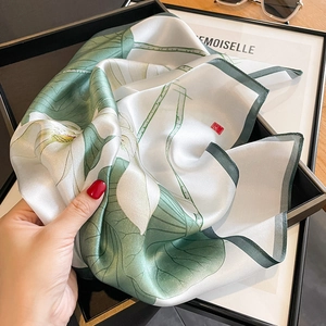 Élégant foulard en soie avec feuilles de lotus vertes et fleurs blanches en coffret cadeau