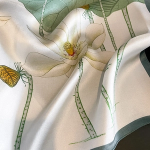 Carré de soie élégant avec motif de lotus chinois, texture brillante et bordures vertes