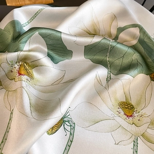 Foulard en soie avec imprimé lotus élégant et texture satinée lisse minimaliste