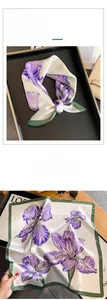 Détails du foulard en soie blanche avec imprimés iris violets et bords vert foncé