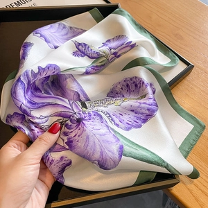 Carré en soie tendance avec imprimé fleurs d'iris violettes et bordure vert foncé