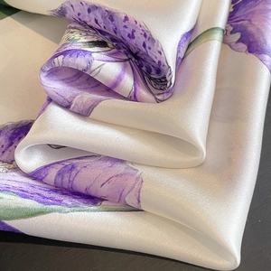 Carré en soie élégant avec motifs d'iris violets sur tissu en satin blanc perle