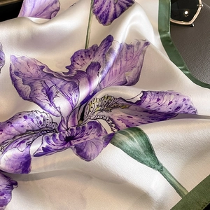 Élégant foulard en soie avec imprimé iris violet et ourlet vert sur fond texturé