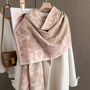 Écharpe en faux cachemire beige avec motifs floraux roses et détails à franges