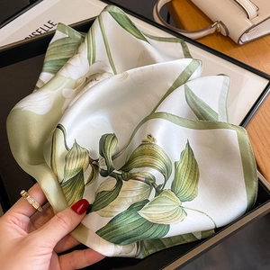 Carré de soie avec imprimé feuilles vertes sur blanc, foulard élégant de haute qualité