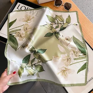 Carré de soie élégant avec imprimé floral botanique vert et bords délicats