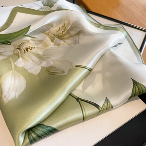 Écharpe élégante en soie avec imprimé floral de lys verts et blancs dans un cadre blanc