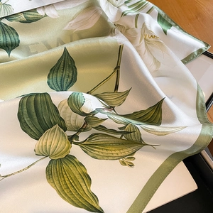 Carré de soie élégant aux motifs floraux verts avec des bords roulés raffinés en satin lisse