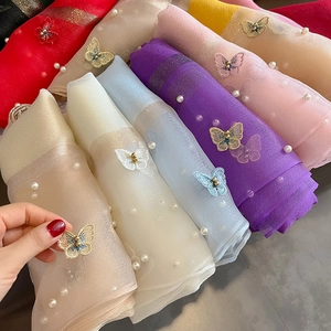 Détail de foulards en soie avec broderies papillons, perles et texture maille