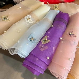 Détail d'écharpe en soie avec broderie papillon 3D et perles en quatre couleurs douces