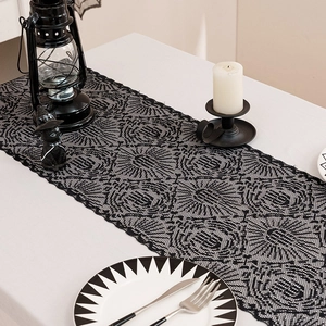 Chemin de table Halloween en dentelle noire avec motifs de toile d'araignée et roses