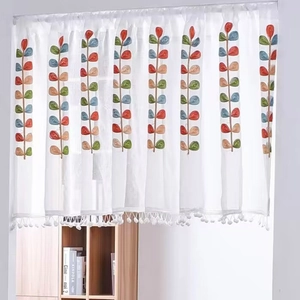 Tenda da cucina semitrasparente bianca con foglie colorate e finiture con nappine