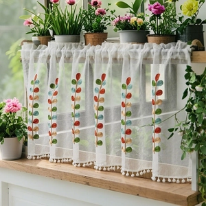 Tenda da caffè in pizzo bianco con ricamo di foglie e pompon per finestre da cucina
