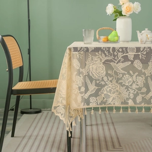 Nappe en dentelle beige avec motifs fleurs et colibris et franges élégantes