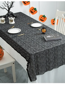 Detail van zwarte kanten tafelloper met Halloween-spinnewebpatronen voor decoratie