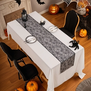 Halloween tafelrunner van zwart kant met spinnenweb design voor griezelige decoratie
