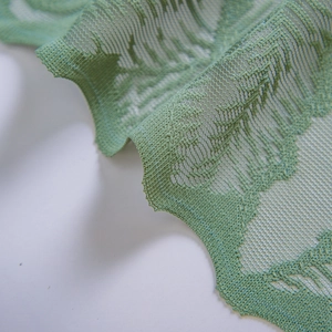 Tenda in pizzo con motivo a foglie verde chiaro per camera da letto con dettaglio in rete