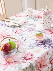 Détail de la nappe imperméable avec motif de dahlias roses et violets style peinture à l'huile