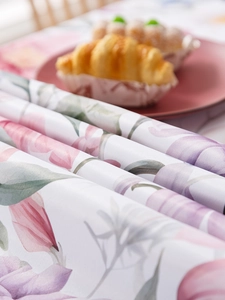 Détail d'une nappe motif peinture à l'huile florale avec texture lisse et drapé luxe