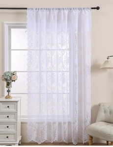 Gros plan sur le rideau en dentelle florale blanche avec lambrequin romantique