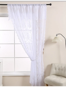 Détail du rideau en dentelle blanche vintage française avec broderie florale raffinée