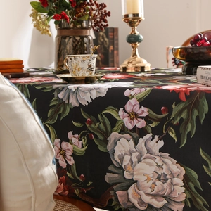 Nappe fleurie style peinture à l'huile avec grandes pivoines sur fond noir élégant