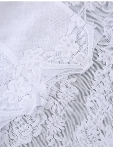 Gros plan détaillé de broderie florale blanche sur tissu de rideau en dentelle transparente