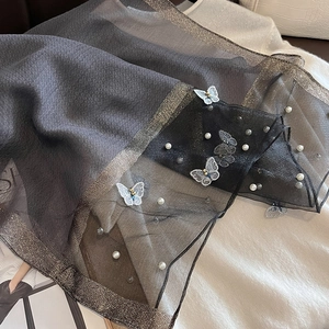 Détail d'écharpe en soie grise avec broderie papillon 3D et décorations de perles