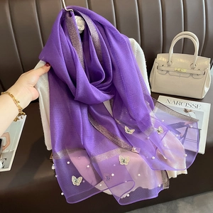 Vue détaillée du foulard en soie violette avec broderie papillon et perles élégantes