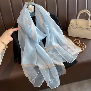Écharpe en soie bleu clair avec broderie papillon et perles sur fond de cuir élégant