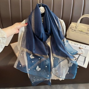 Détails de l'écharpe en soie bleu marine avec papillons 3D et perles décoratives fines