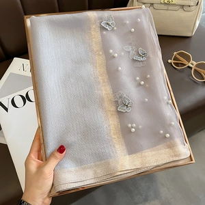 Détail du foulard en soie avec broderie papillon 3D et accents de perles fantaisie