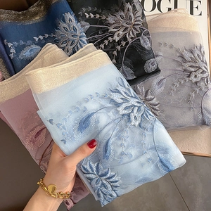 Broderie détaillée de motifs plumes sur une écharpe en laine de soie et un châle chic