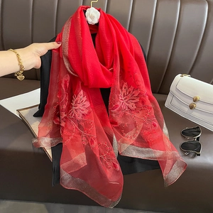 Écharpe élégante en soie et laine rouge avec broderies florales et liseré doré