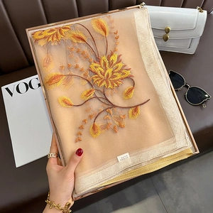 Détail de la broderie florale sur châle en soie et laine avec 40% soie et 60% laine