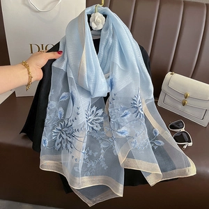 Écharpe élégante en soie et laine bleu clair avec broderie florale et fil doré