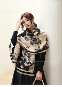 Détail d'une écharpe pashmina beige avec imprimé paysage à l'encre noire et franges