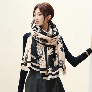 Détails du châle en imitation cachemire avec motifs floraux vintage et longues franges