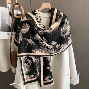 Détail de l'écharpe en cachemire à motif Toile de Jouy avec franges sur manteau en laine