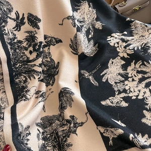 Détail d'une écharpe en imitation cachemire avec motifs floraux vintage et broderies