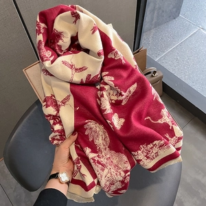 Châle épais aspect cachemire rouge et beige avec motifs jacquard d'oiseaux et de plantes