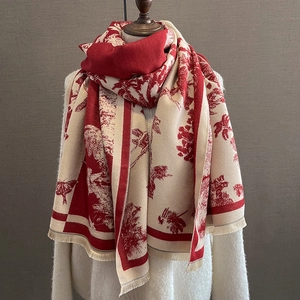 Détail de l'écharpe en cachemire rouge et crème avec motifs Toile de Jouy et franges
