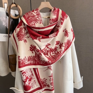Détail de l'écharpe en cachemire Toile de Jouy rouge et beige aux franges élégantes