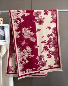 Vue détaillée du motif Toile de Jouy rouge foncé sur l'écharpe épaisse en cachemire