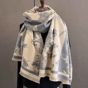 Écharpe imitation cachemire beige et gris avec motifs d'oiseaux et franges sur mannequin