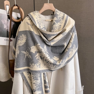 Détail écharpe aspect cachemire gris et beige avec motif floral vintage et franges